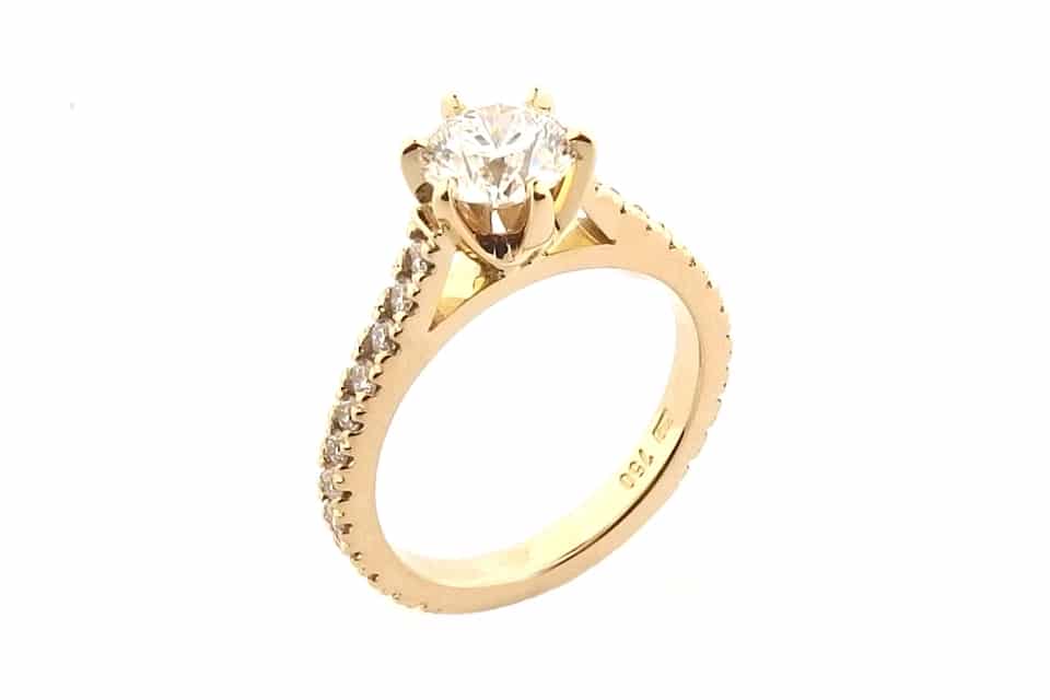 What colour band should I choose for my engagement ring?