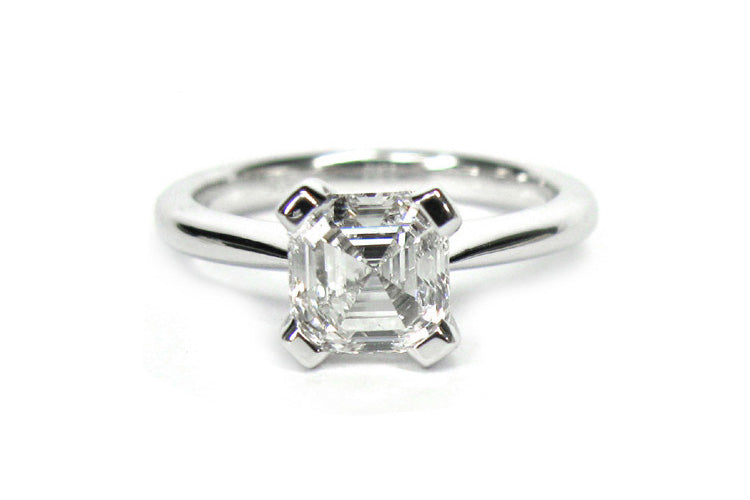 Asscher cut ring with flat claws