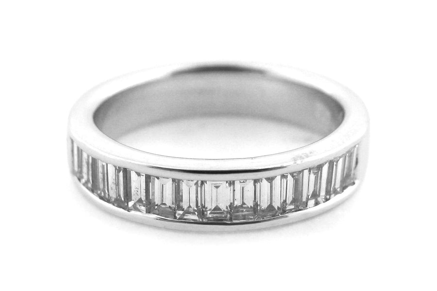 Ladies wedding ring with vertically set baguette diamonds