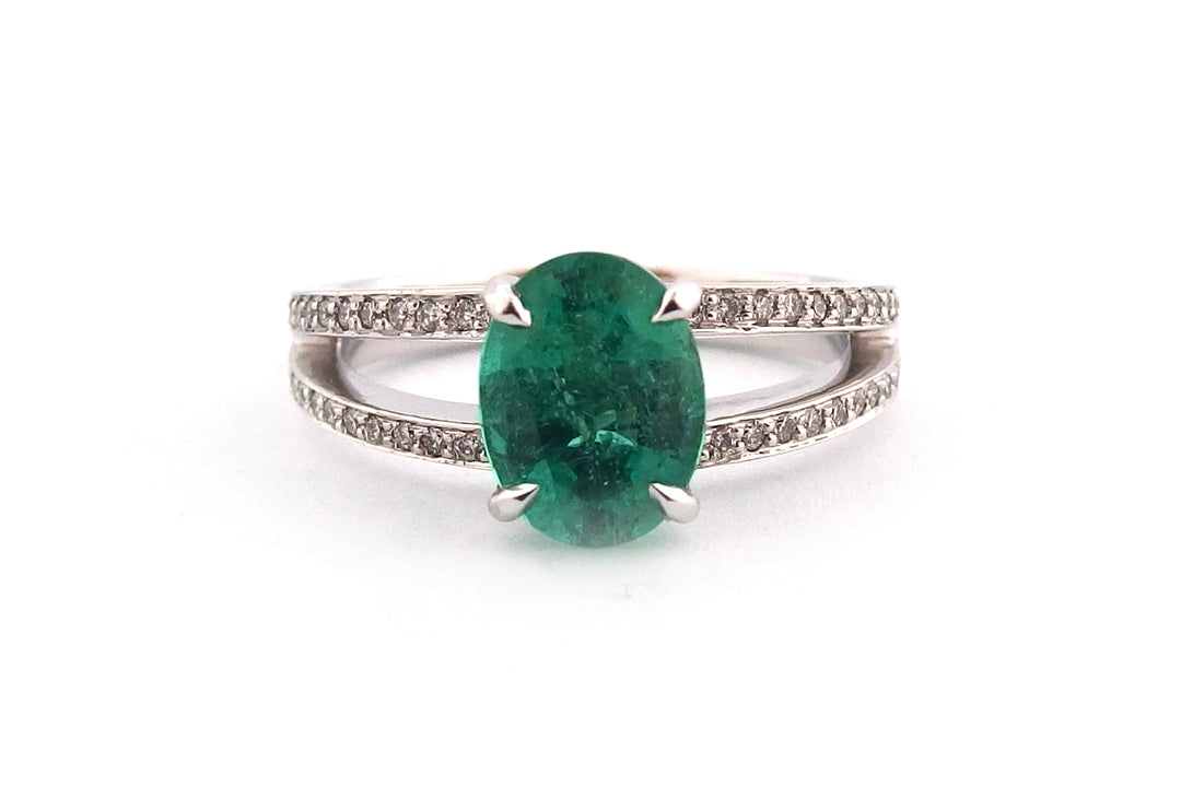 18ct white gold oval emerald with a diamond set split band