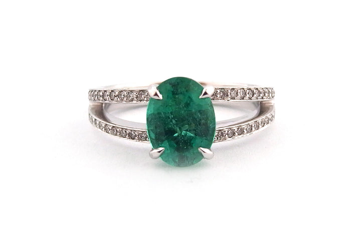 18ct white gold oval emerald with a diamond set split band