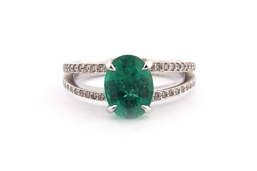 18ct white gold oval emerald with a diamond set split band