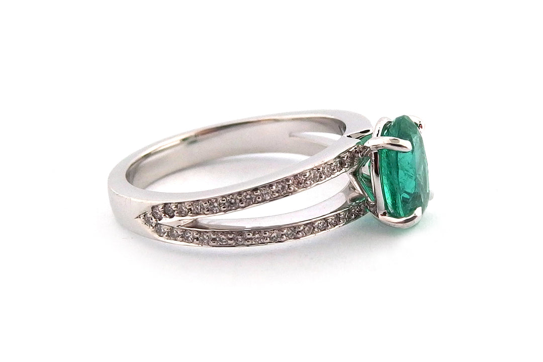 18ct white gold oval emerald with a diamond set split band