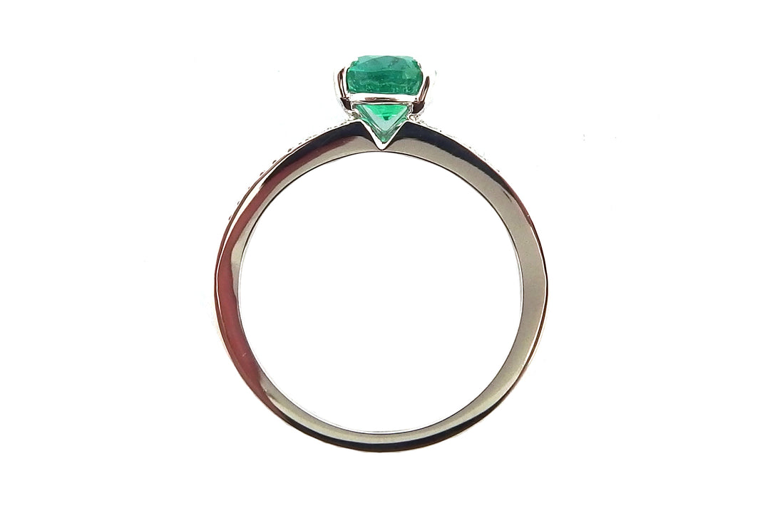 18ct white gold oval emerald with a diamond set split band