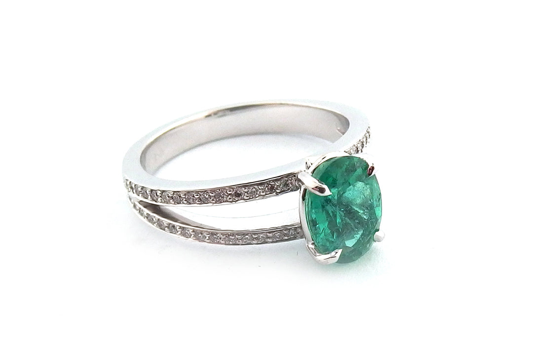 18ct white gold oval emerald with a diamond set split band