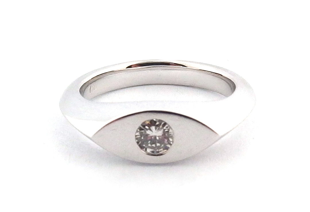 18ct white gold woman's signet ring