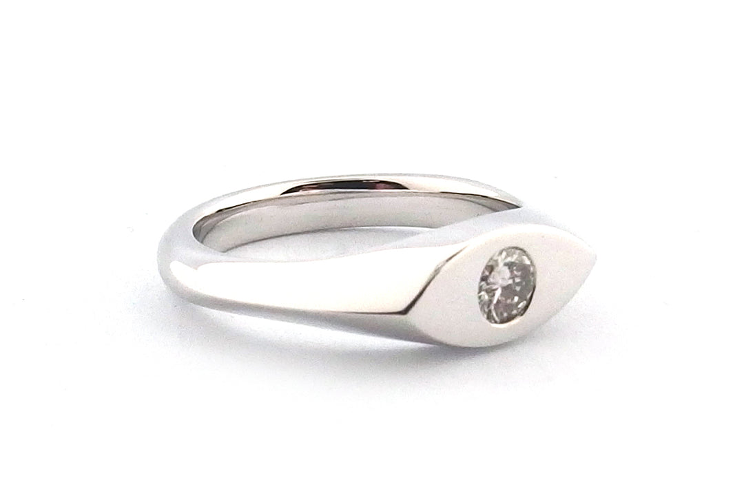 18ct white gold woman's signet ring