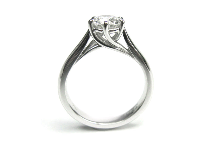 Twisted six claw setting