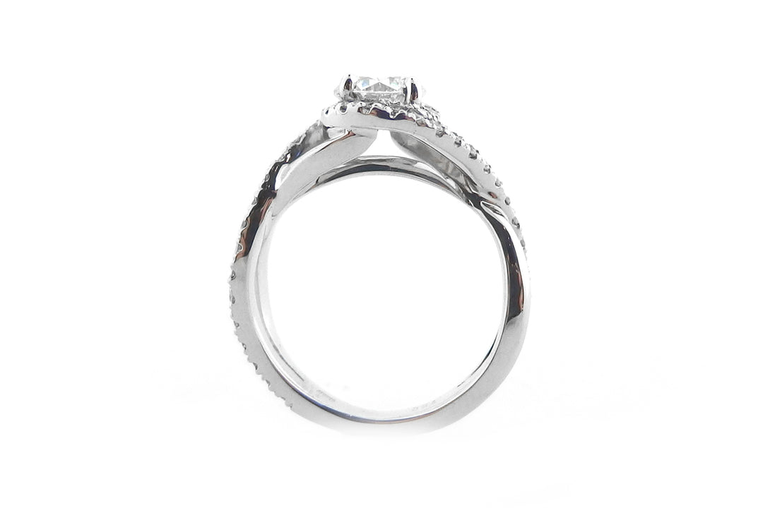 Brilliant cut diamond in twisted halo design