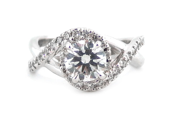 Brilliant cut diamond in twisted halo design