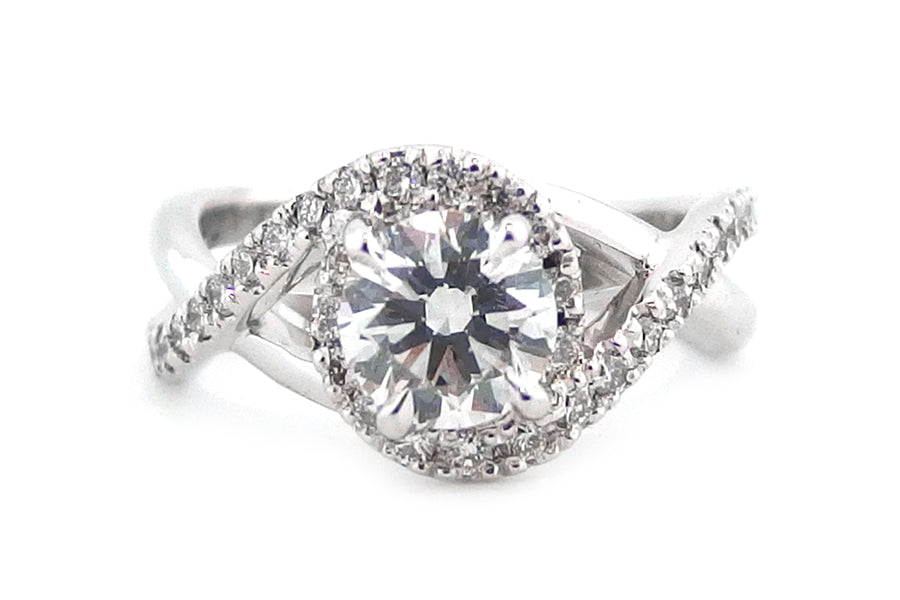 Brilliant cut diamond in twisted halo design