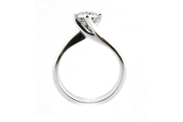 Round brilliant cut ring with a twisted band, side profile