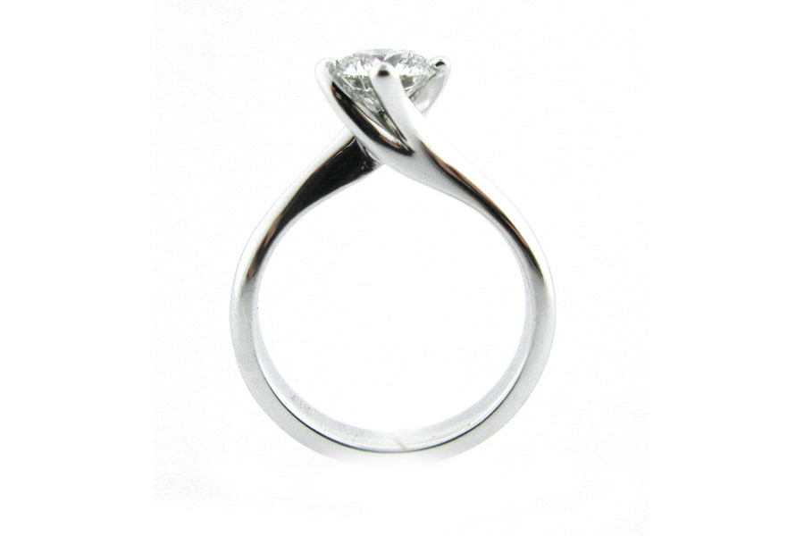 Round brilliant cut ring with a twisted band, side profile
