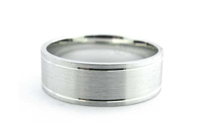 Brushed and grooved men's wedding band