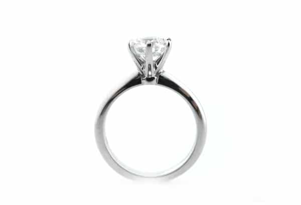 Classic six claw setting with a rounded band