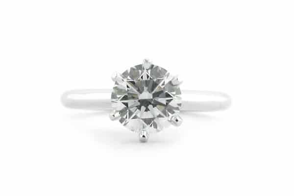 Classic six claw setting with a rounded band