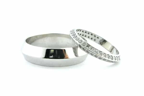 Knife edge ladies and men's wedding band set