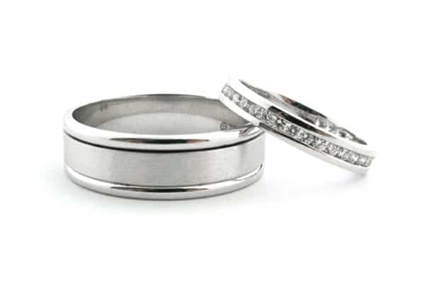 Ladies and mens wedding ring set