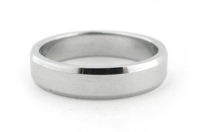 Men's wedder with beveled edge