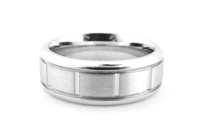 Men's wedding ring with vertical grooves