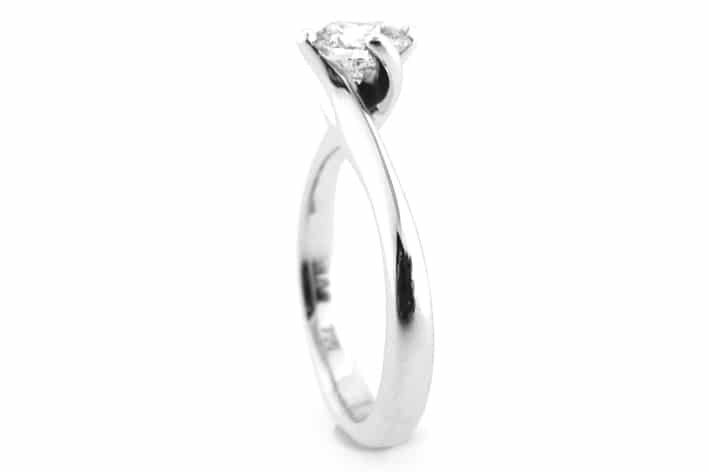 Round brilliant cut ring with a twisted band, side profile