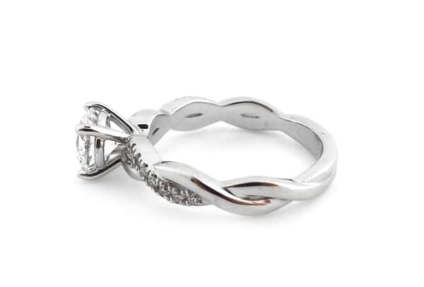 Round brilliant cut ring with a twisted band