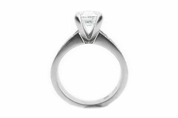 Round brilliant cut ring with split band