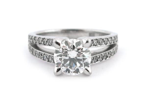 Round brilliant cut ring with split band