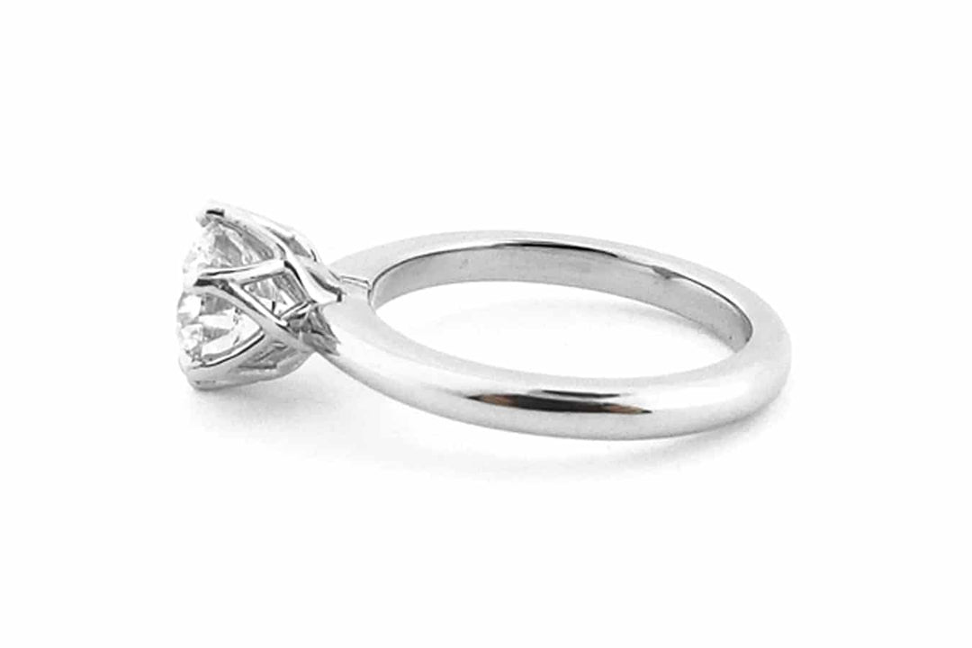 Round brilliant cut with wire detail in the setting