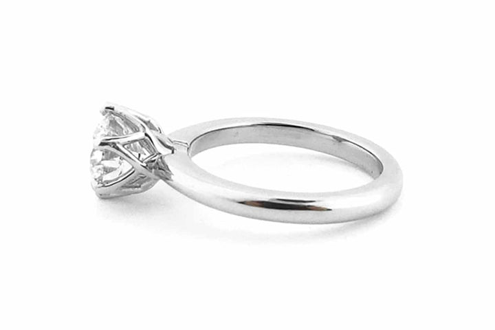 Round brilliant cut with wire detail in the setting