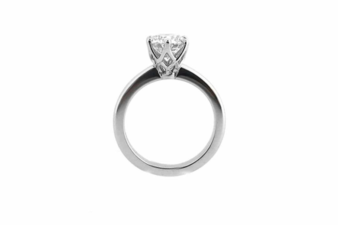 Round brilliant cut with wire detail in the setting