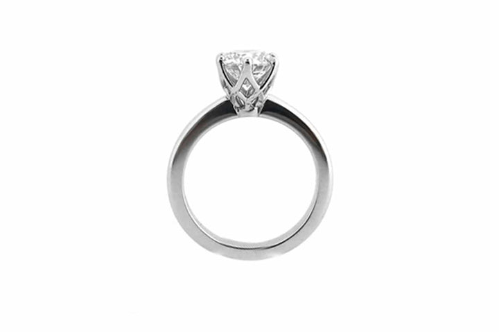 Round brilliant cut with wire detail in the setting