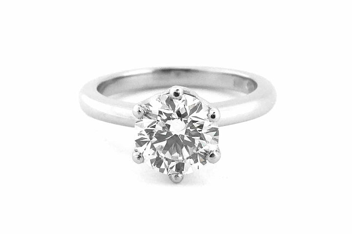 Round brilliant cut with wire detail in the setting