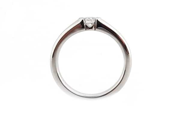 Tension set round brilliant cut ring