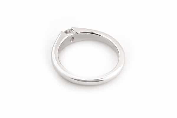 Tension set round brilliant cut ring