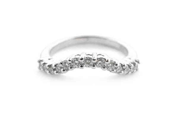 Curved claw set wedding ring