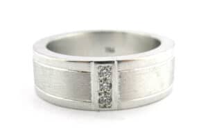 Modern band with diamond detail